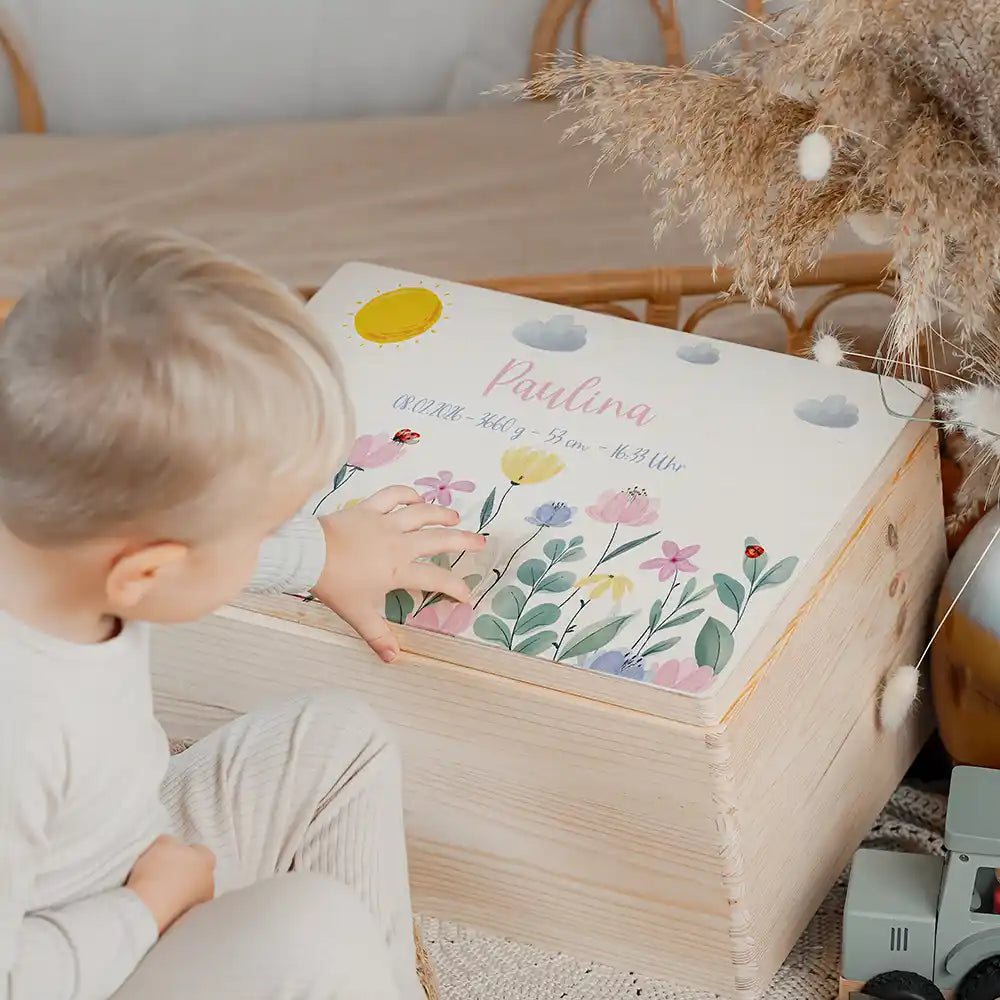 Boîte à souvenirs bébé personnalisée Fleurs sauvages – coffret en bois dans la chambre d'enfant
