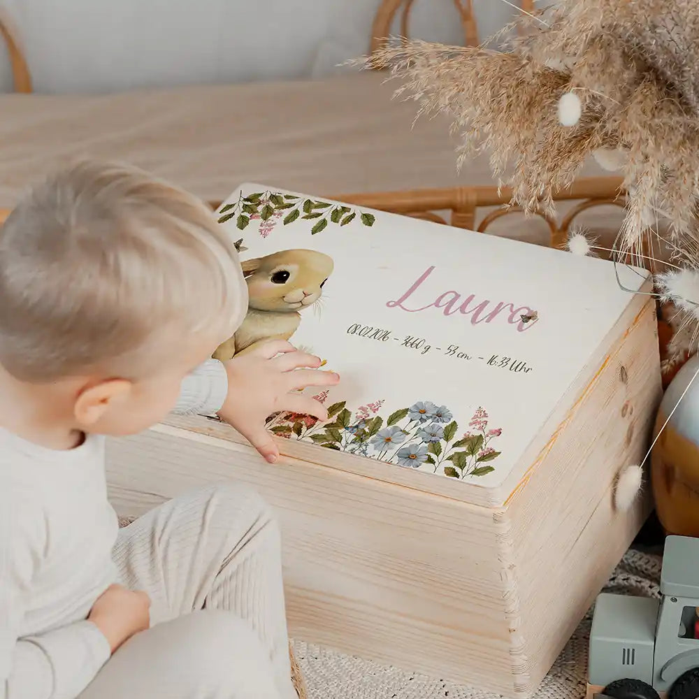Boîte à souvenirs bébé personnalisée Petit lapin – coffret en bois dans la chambre d'enfant