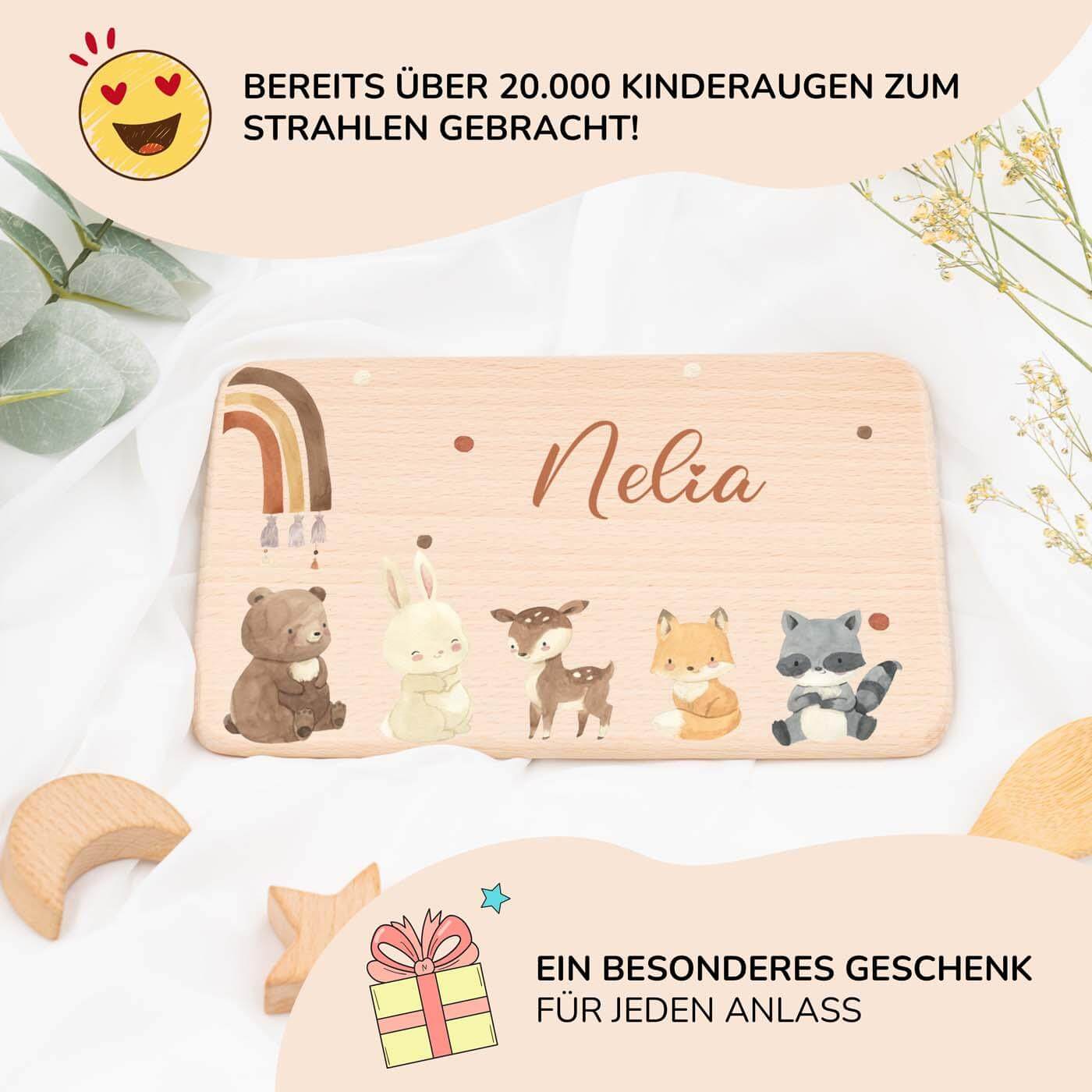 personalisiertes geschenk frühstücksbrettchen mit boho tierfamilie und regenbogen motiv