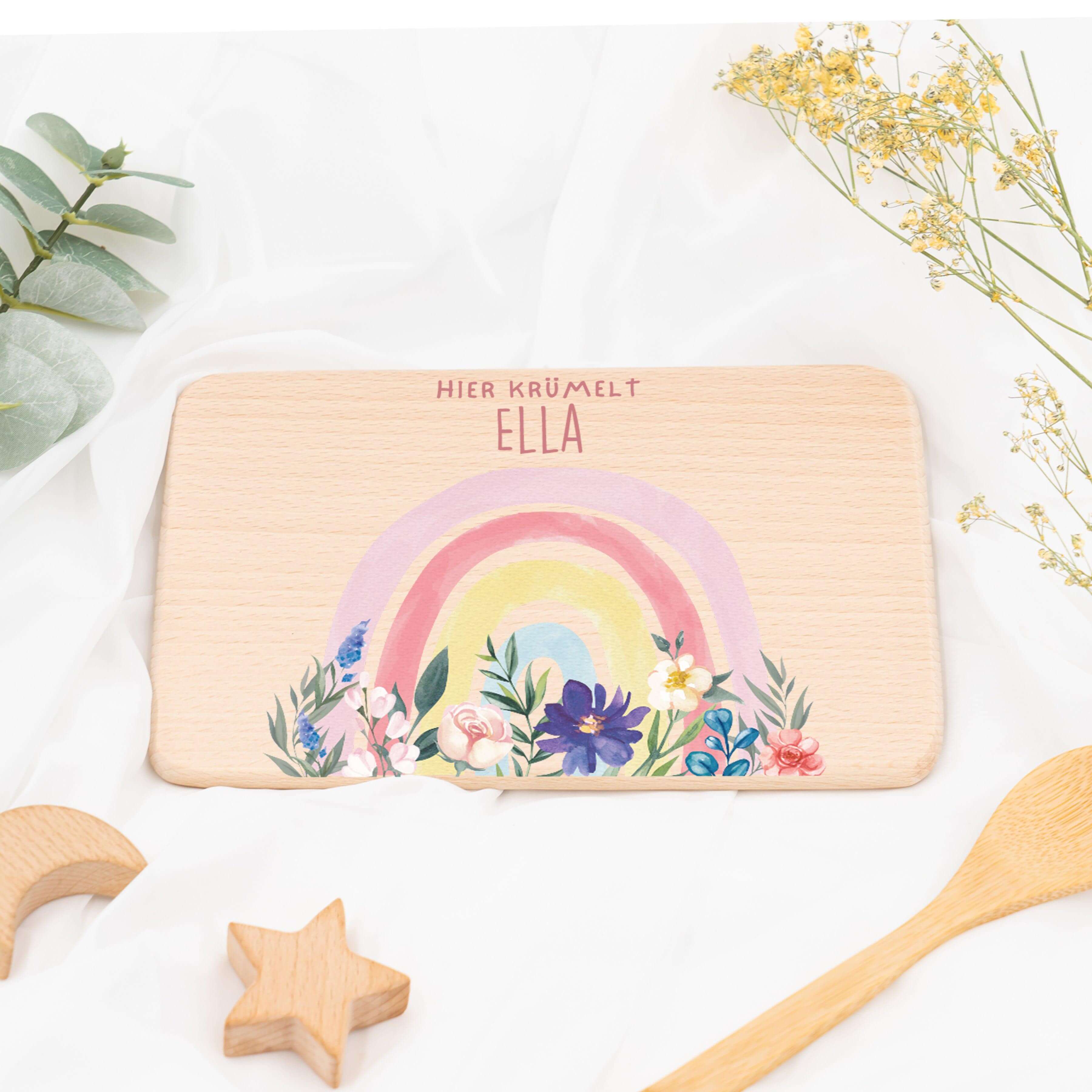 nahaufnahme des frühstücksbrettchens mit blumen-regenbogen motiv