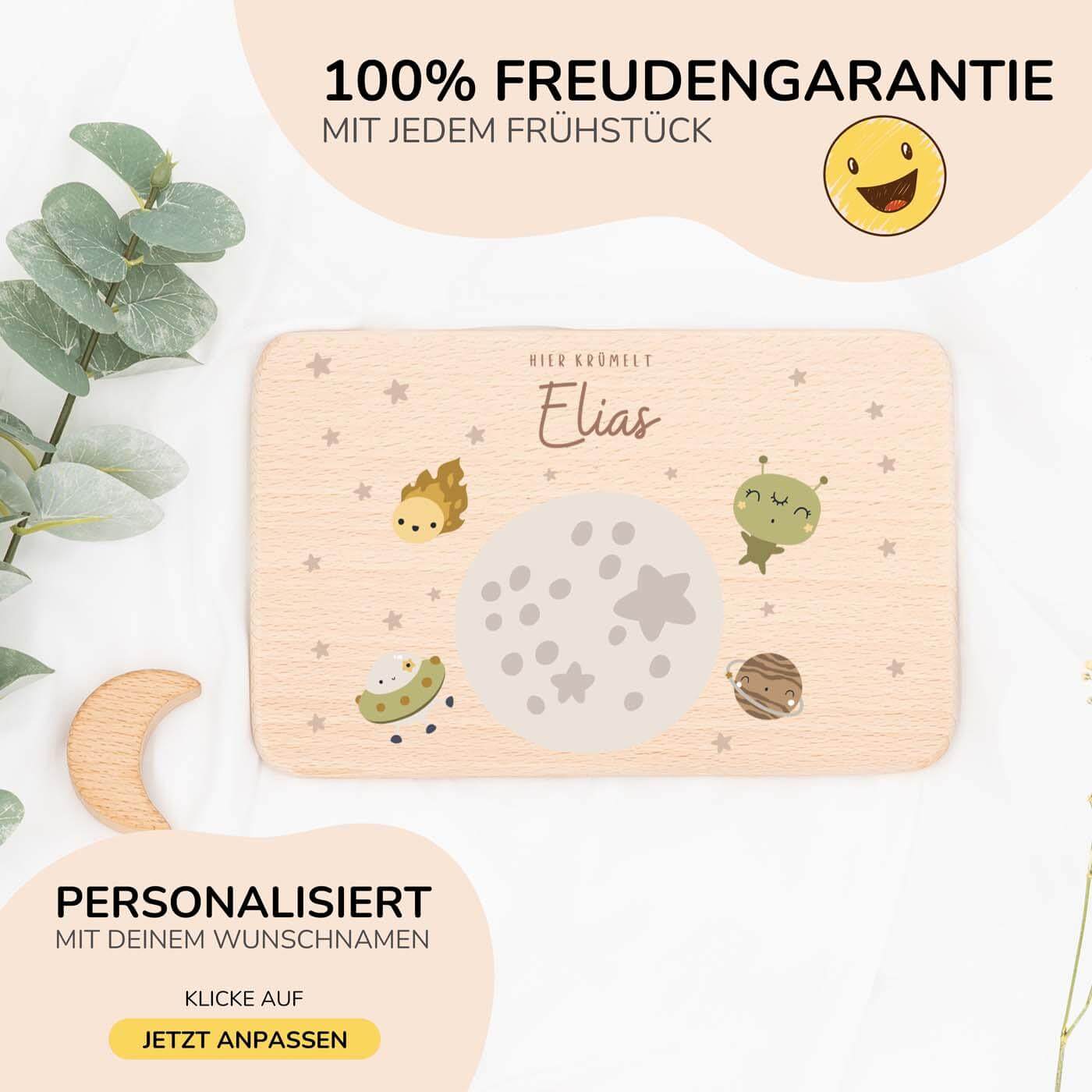 nahaufnahme des frühstücksbrettchens mit weltall motiv