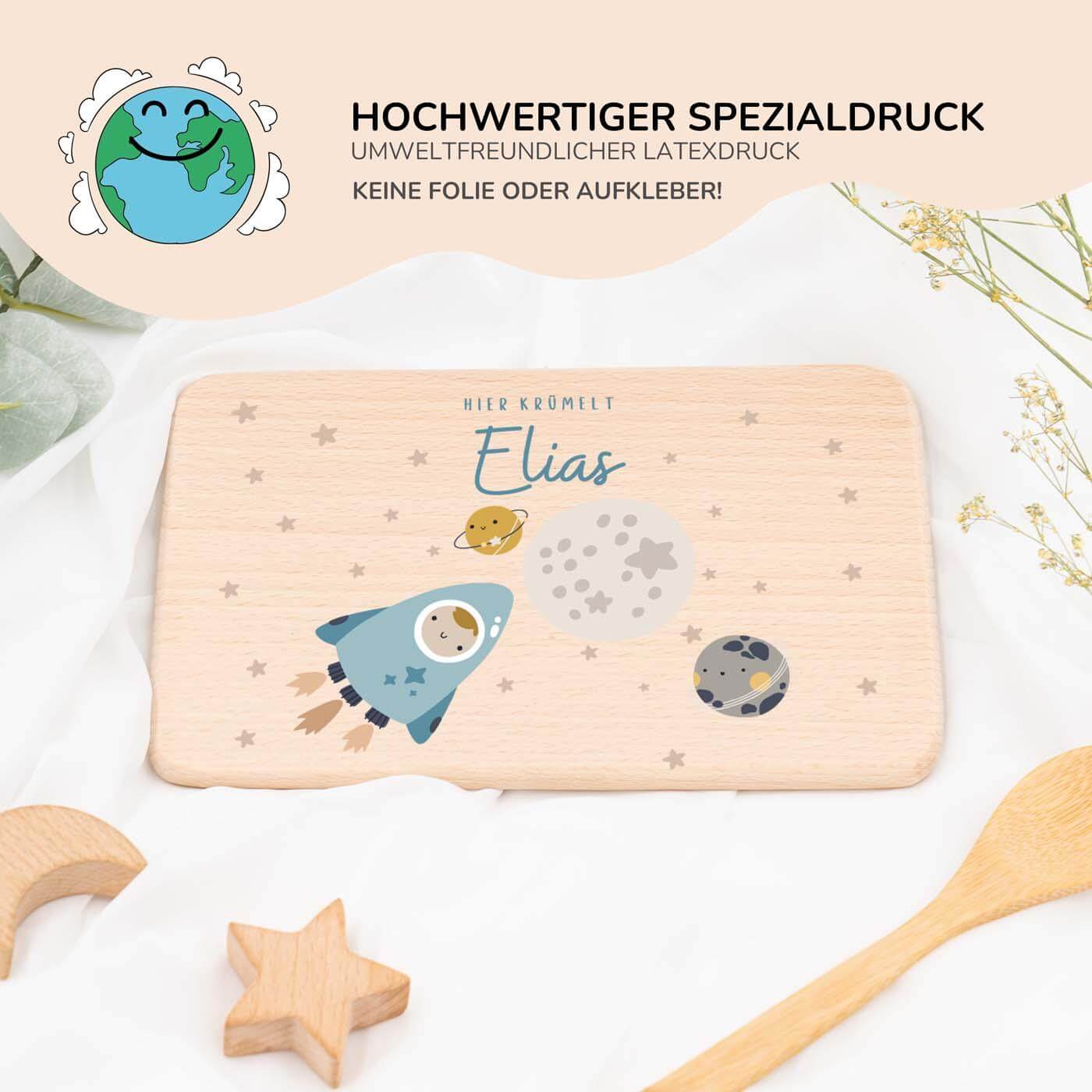 frühstücksbrettchen mit weltall motiv und individuellem namen