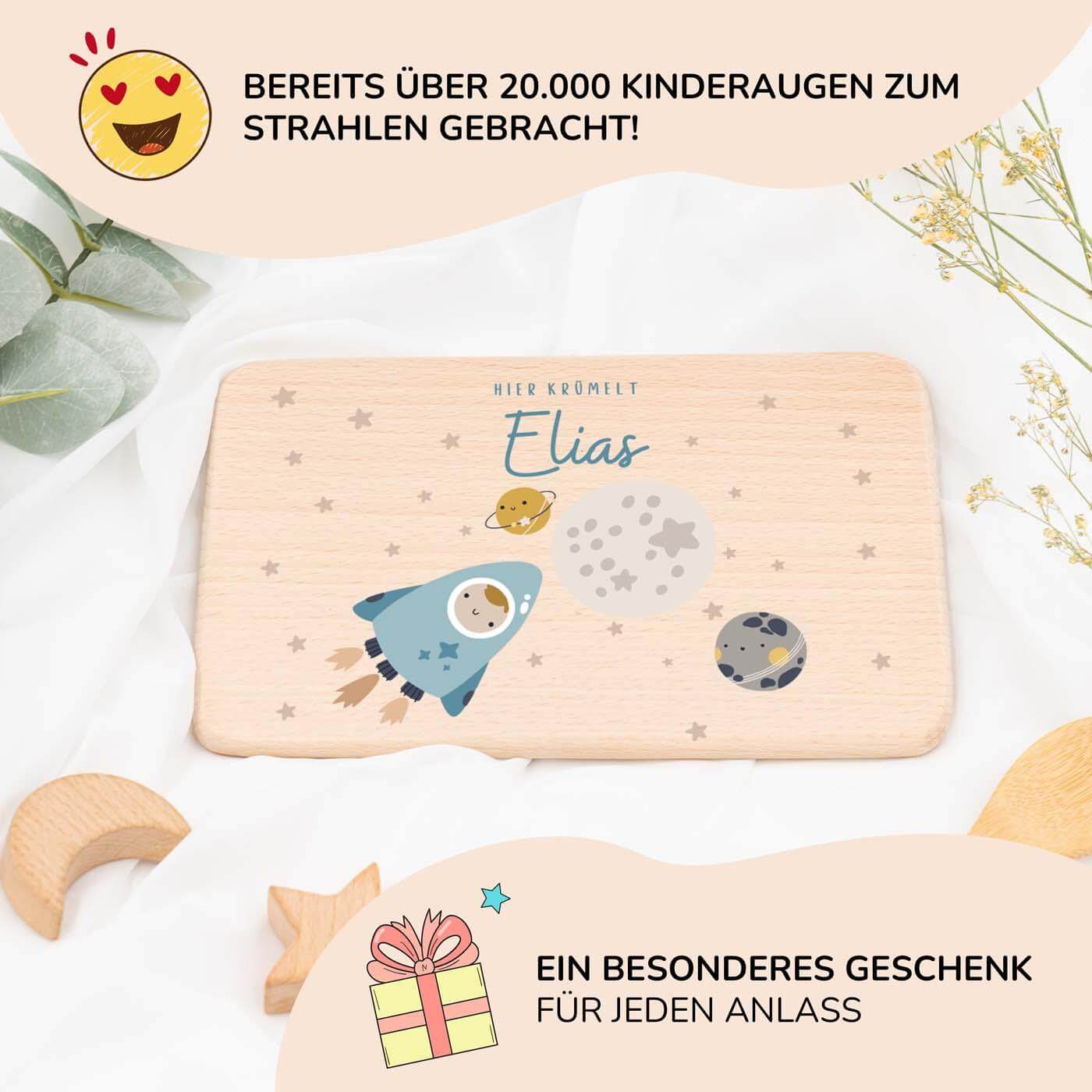 personalisiertes frühstücksbrettchen aus holz mit weltall