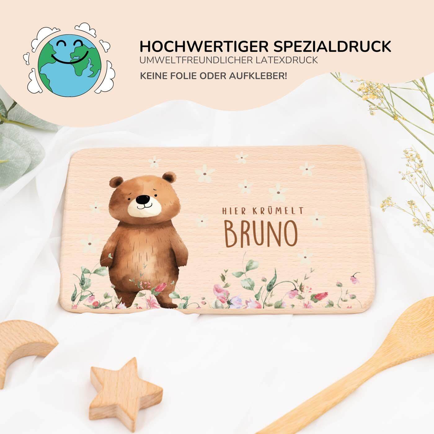 frühstücksbrettchen mit bär und blumenwiese motiv und individuellem namen