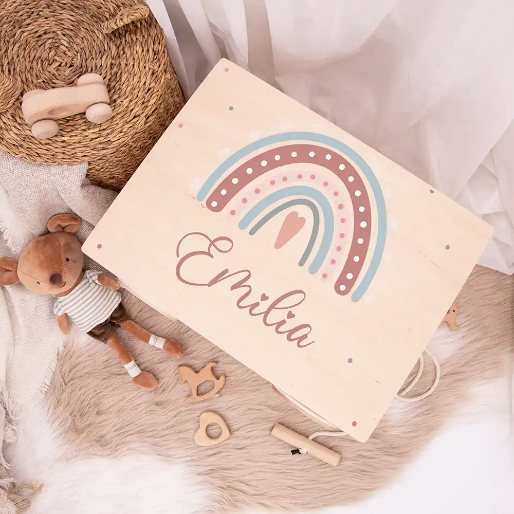Spielzeugkiste mit Rädern personalisiert - Niedlicher Regenbogen