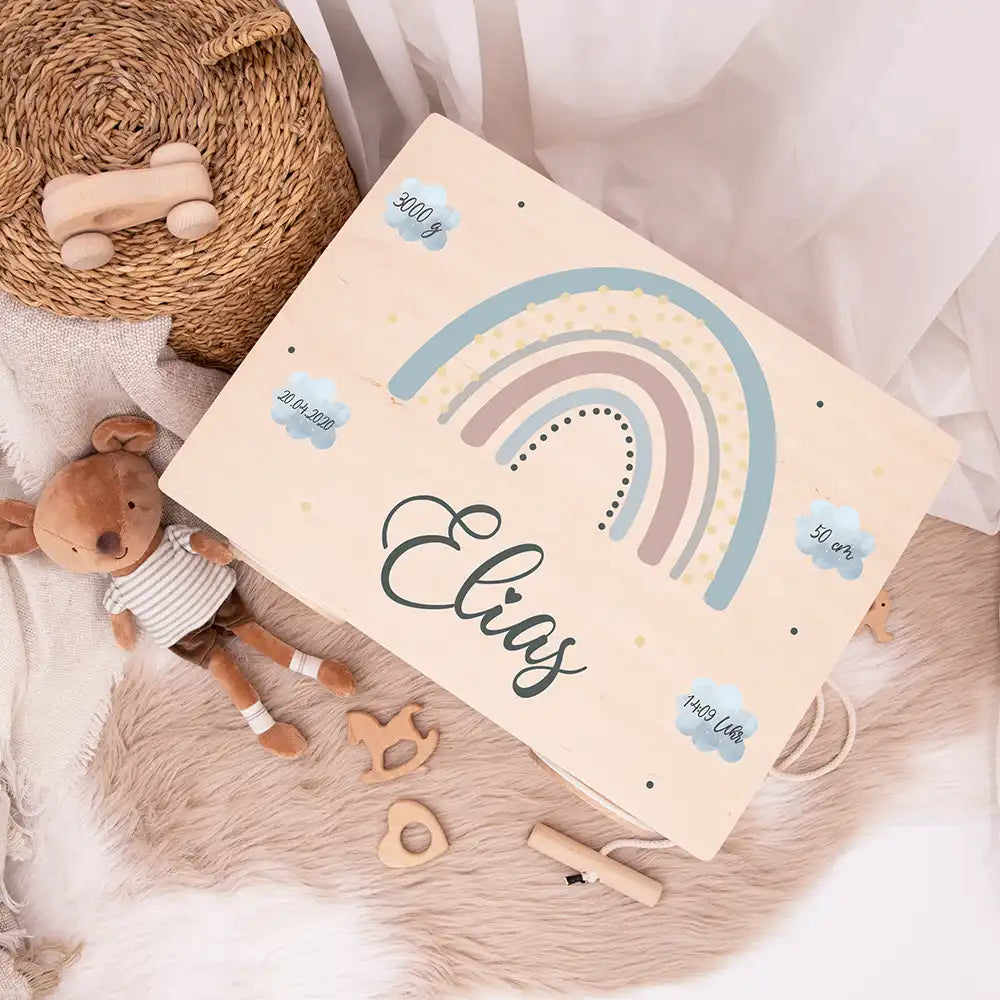 Spielzeugkiste mit Rädern personalisiert - Regenbogen