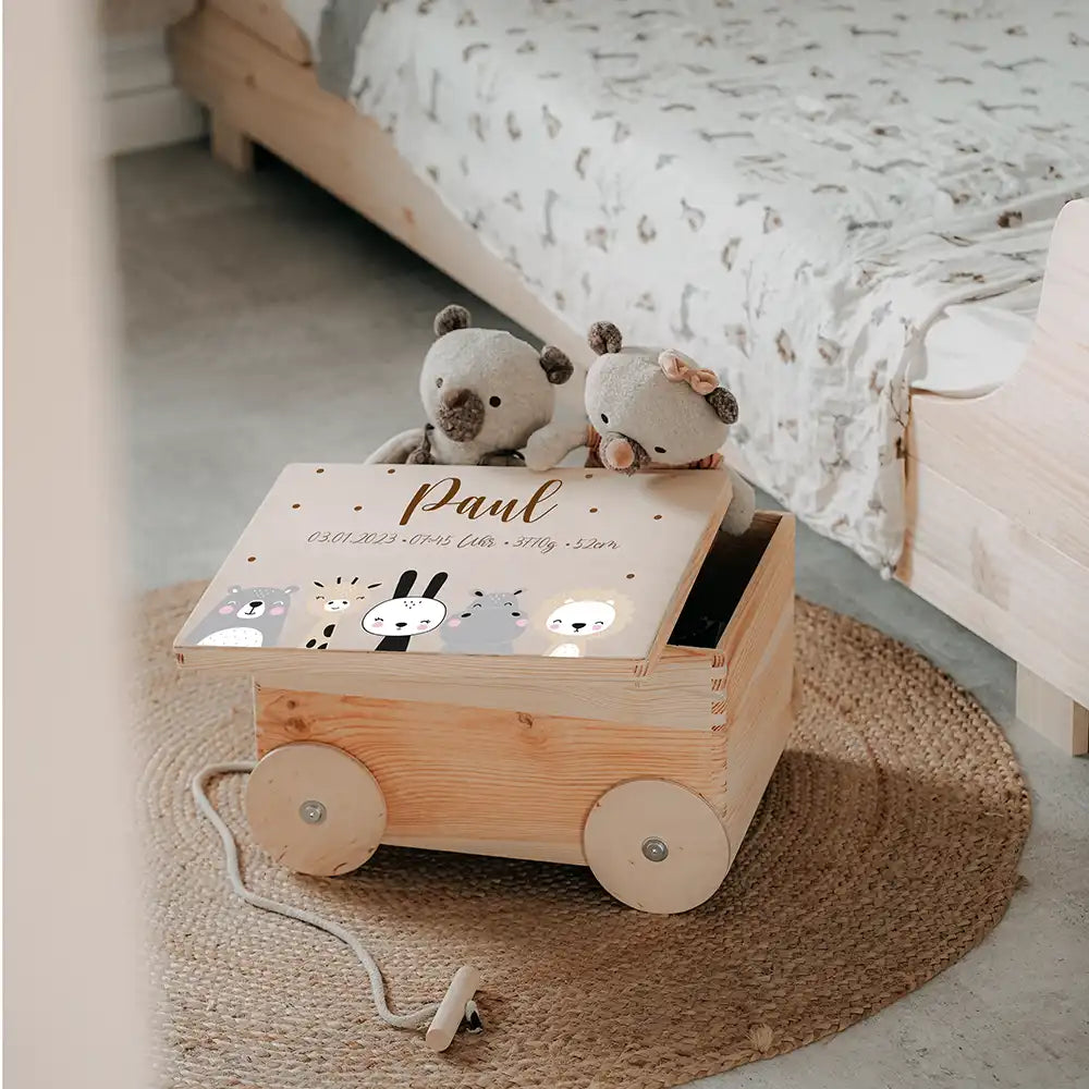 Spielzeugkiste mit Rädern personalisiert - Winterliche Waldtiere