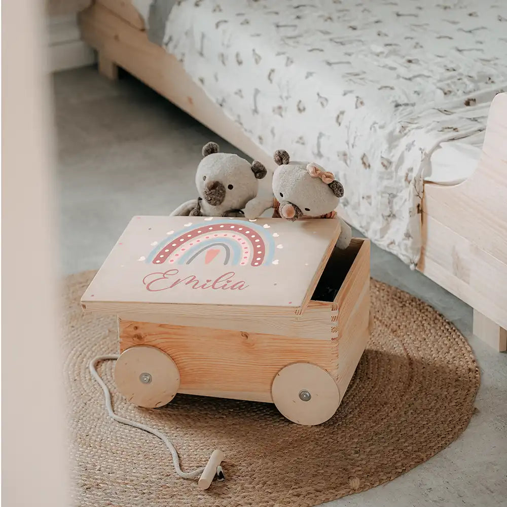 Spielzeugkiste mit Rädern personalisiert - Niedlicher Regenbogen