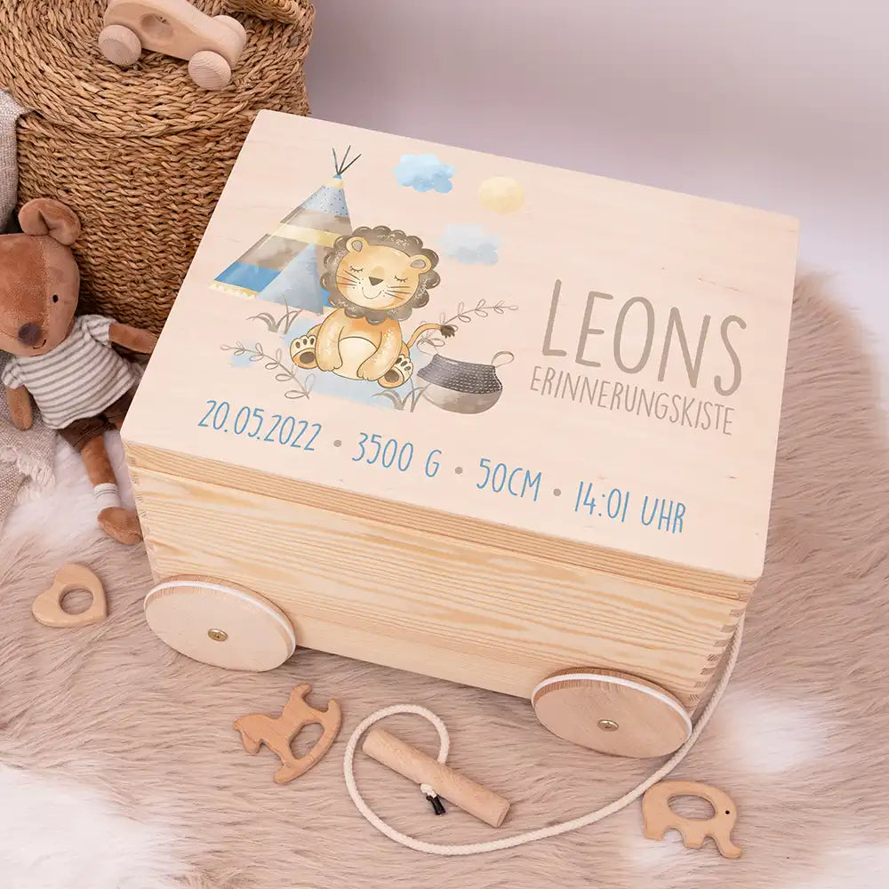 Spielzeugkiste mit Rädern personalisiert - Löwe mit Tipi