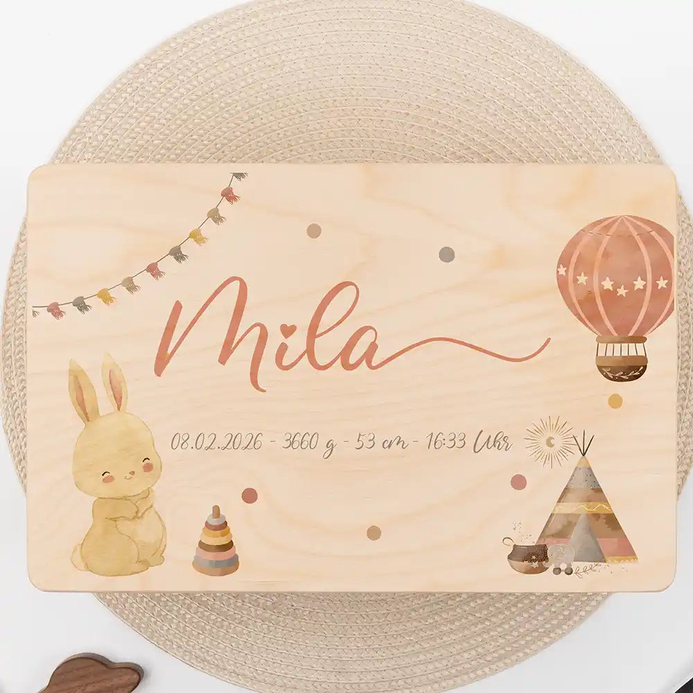Boîte à souvenirs bébé personnalisée Lapin et montgolfière – gros plan du couvercle avec prénom et données de naissance