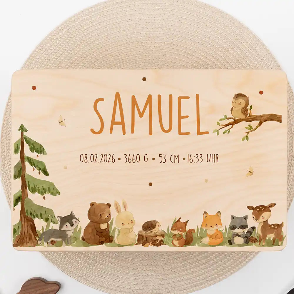 Boîte à souvenirs bébé personnalisée Animaux de la forêt – gros plan du couvercle avec prénom et données de naissance