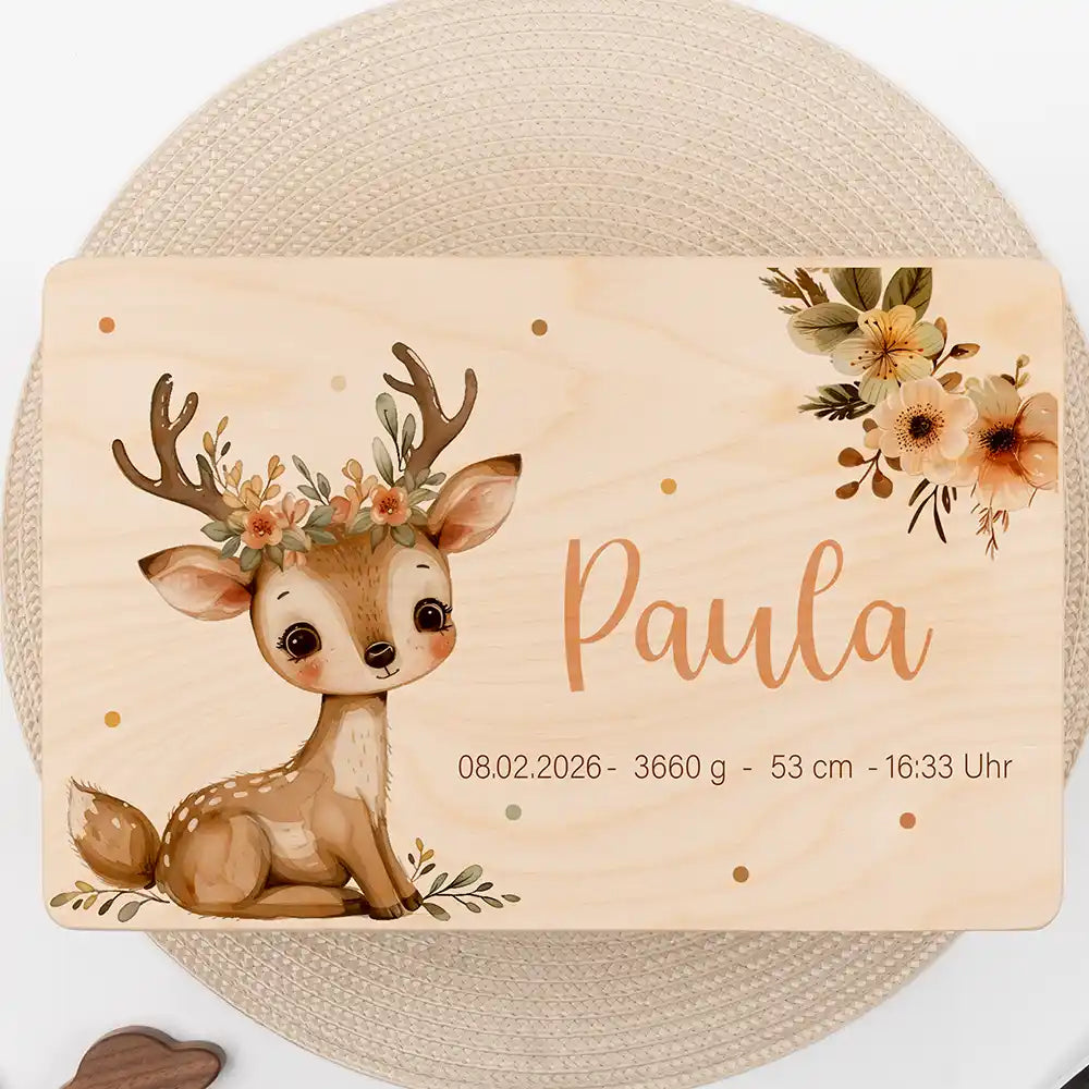 Boîte à souvenirs bébé personnalisée Faon couronne de fleurs – gros plan du couvercle avec prénom et données de naissance