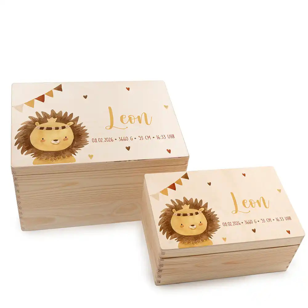 Boîte à souvenirs bébé personnalisée Petit lion – deux tailles sur fond blanc