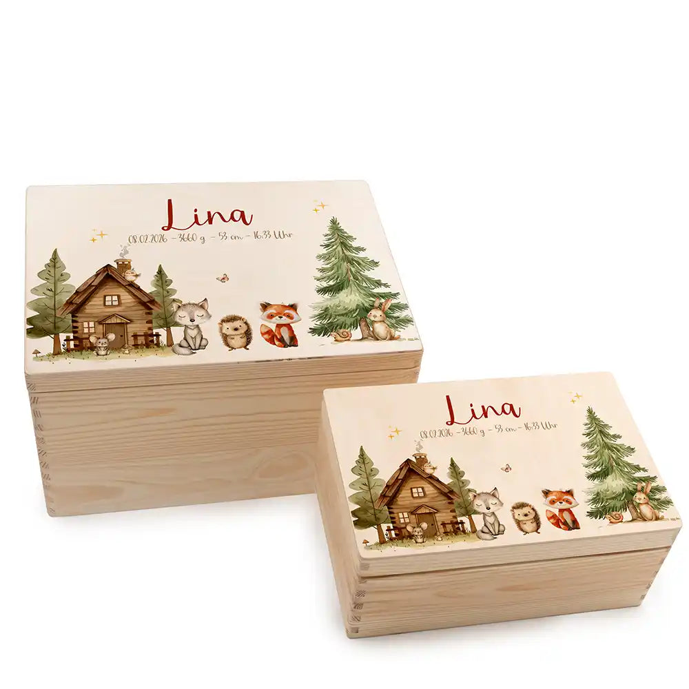 Boîte à souvenirs bébé personnalisée Cabane de la forêt – deux tailles sur fond blanc