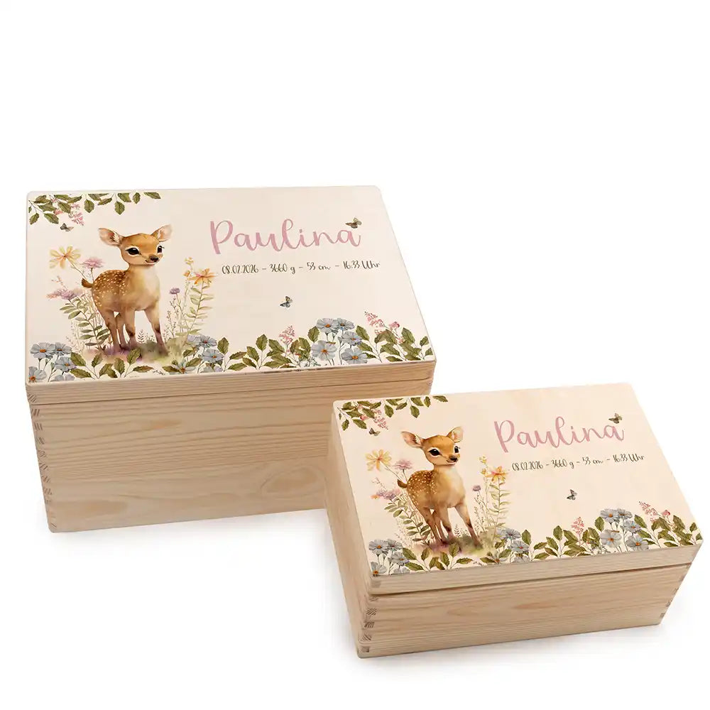 Boîte à souvenirs bébé personnalisée Faon fleurs des champs – deux tailles sur fond blanc