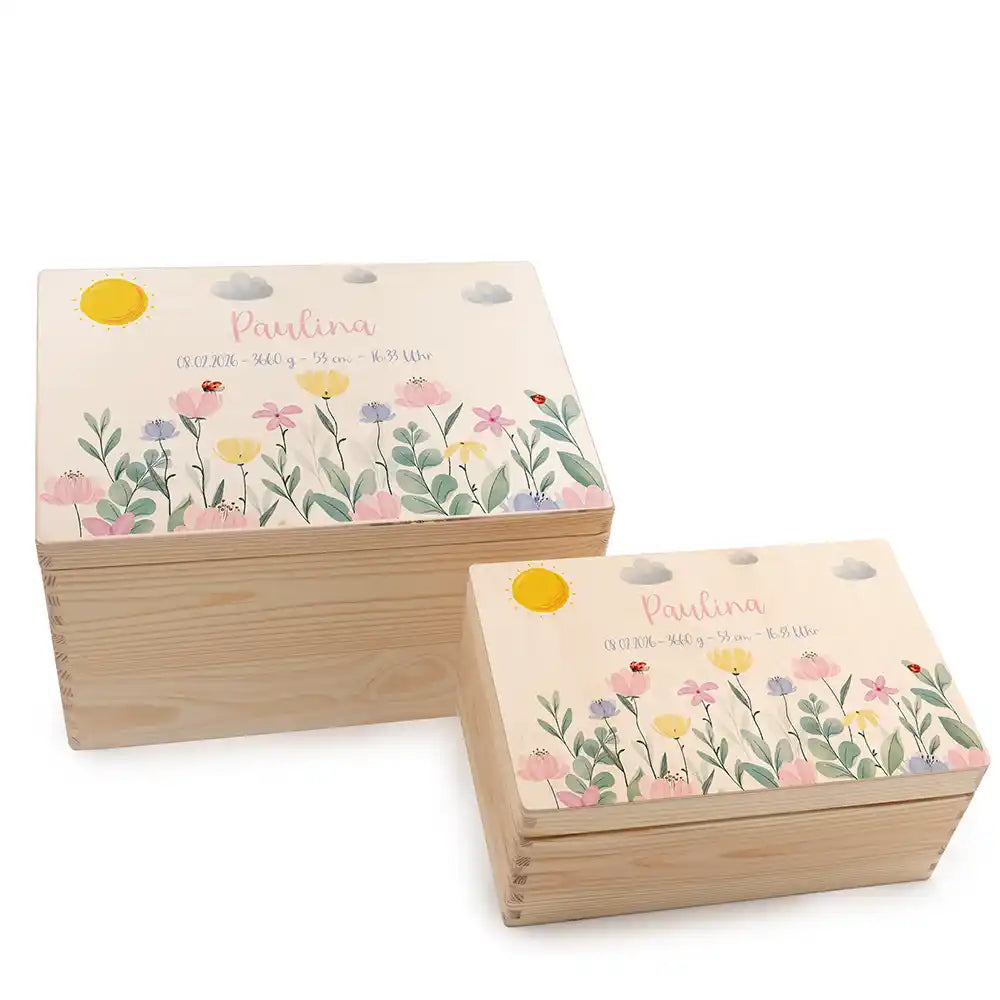 Boîte à souvenirs bébé personnalisée Fleurs sauvages – deux tailles sur fond blanc