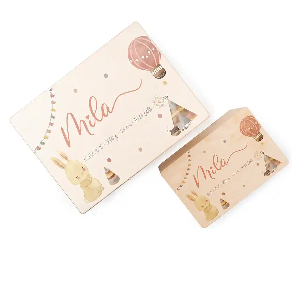 Boîte à souvenirs bébé personnalisée Lapin et montgolfière – coffret fermé sur fond blanc