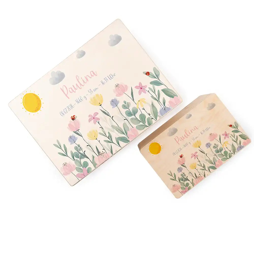 Boîte à souvenirs bébé personnalisée Fleurs sauvages – coffret fermé sur fond blanc