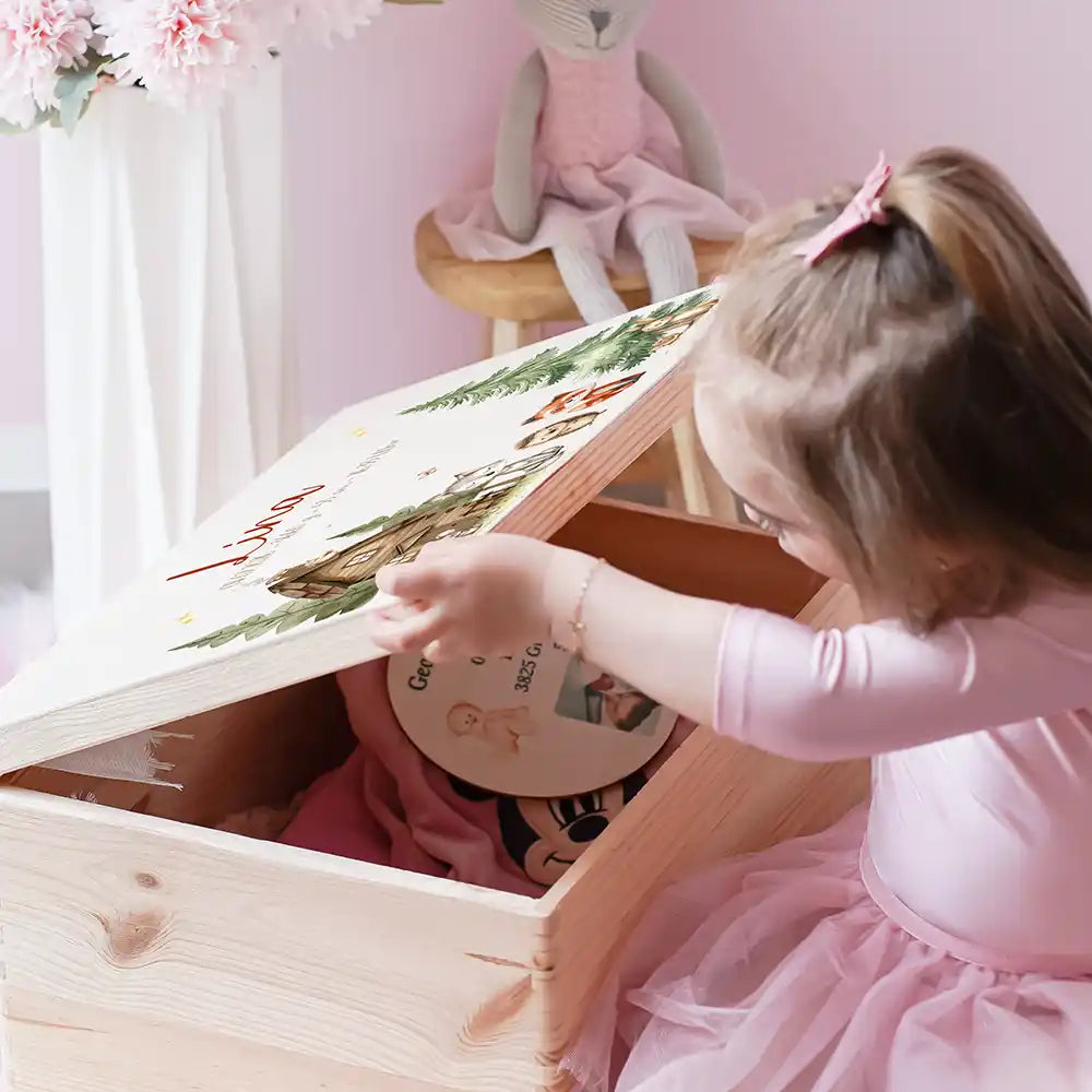 Boîte à souvenirs bébé personnalisée Cabane de la forêt – enfant ouvrant sa boîte remplie de souvenirs