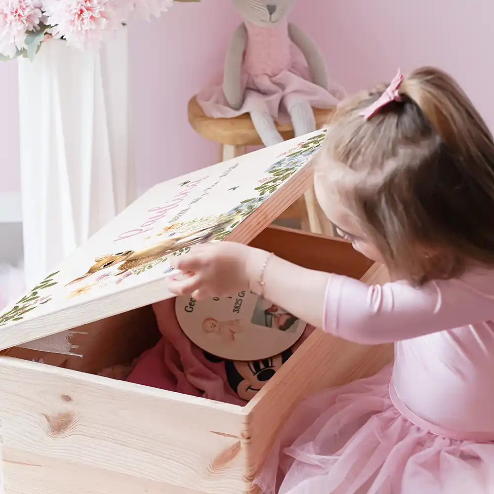 Boîte à souvenirs bébé personnalisée Faon fleurs des champs – enfant ouvrant sa boîte remplie de souvenirs