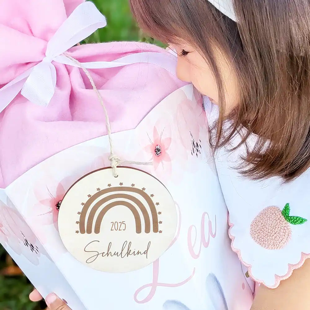 Einschulung 2025: Glückliches Mädchen mit personalisierter Schultüte 'Lea' mit Hasen-Design. Rosa Zuckertüte mit Schleife und individuellem Schulkind-Anhänger - der perfekte Start in die Schulzeit.
