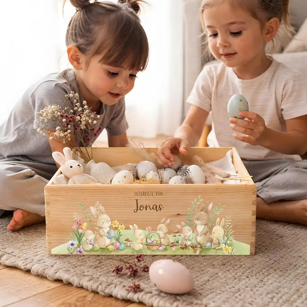 Osterkiste Holz personalisiert - Hasenfamilie im Wald