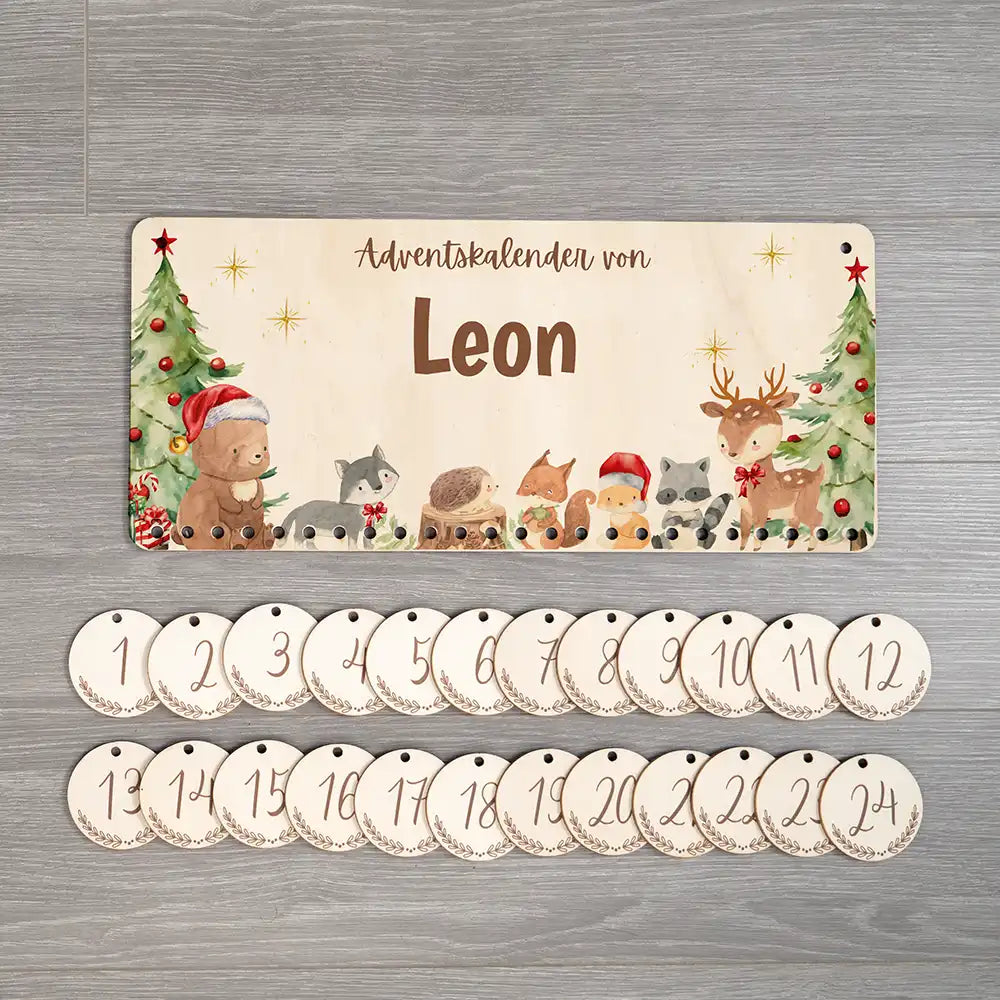 Personalisierbarer Adventskalender farbig - Niedliche Waldtiere Weihnachtsmütze