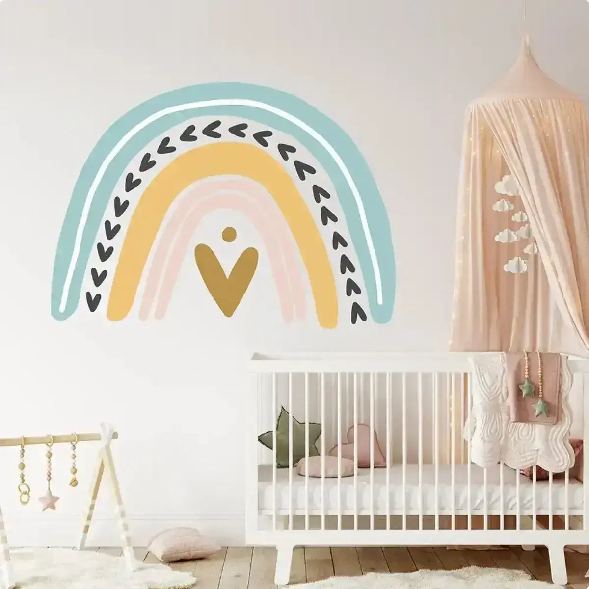 Wandtattoo an Wand im Kinderzimmer mit Baby Bett