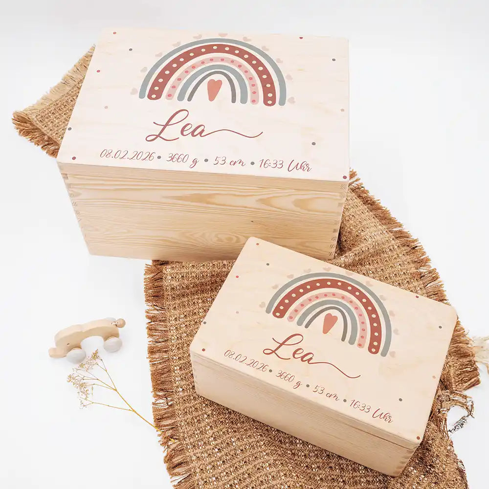 Boîte à souvenirs bébé personnalisée Arc-en-ciel boho – deux tailles présentées côte à côte avec le prénom imprimé