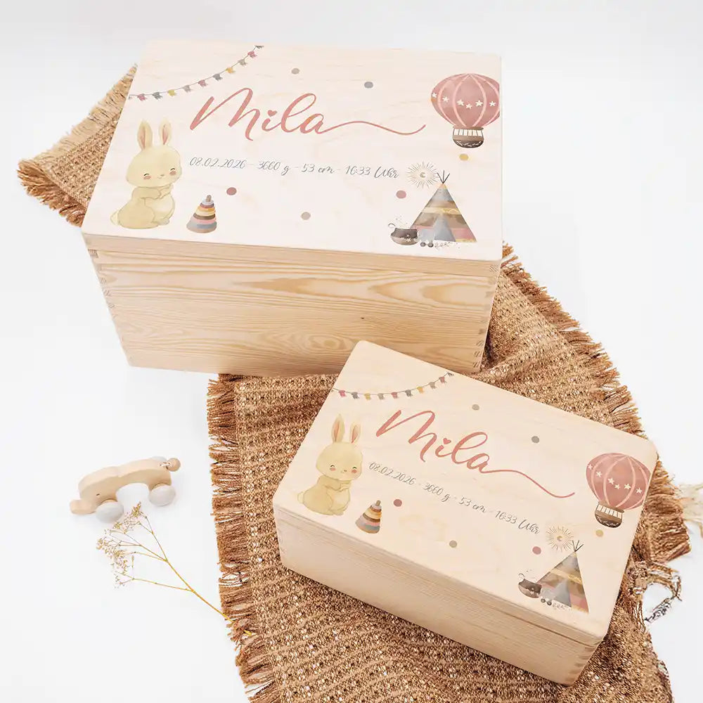 Boîte à souvenirs bébé personnalisée Lapin et montgolfière – deux tailles présentées côte à côte avec le prénom imprimé