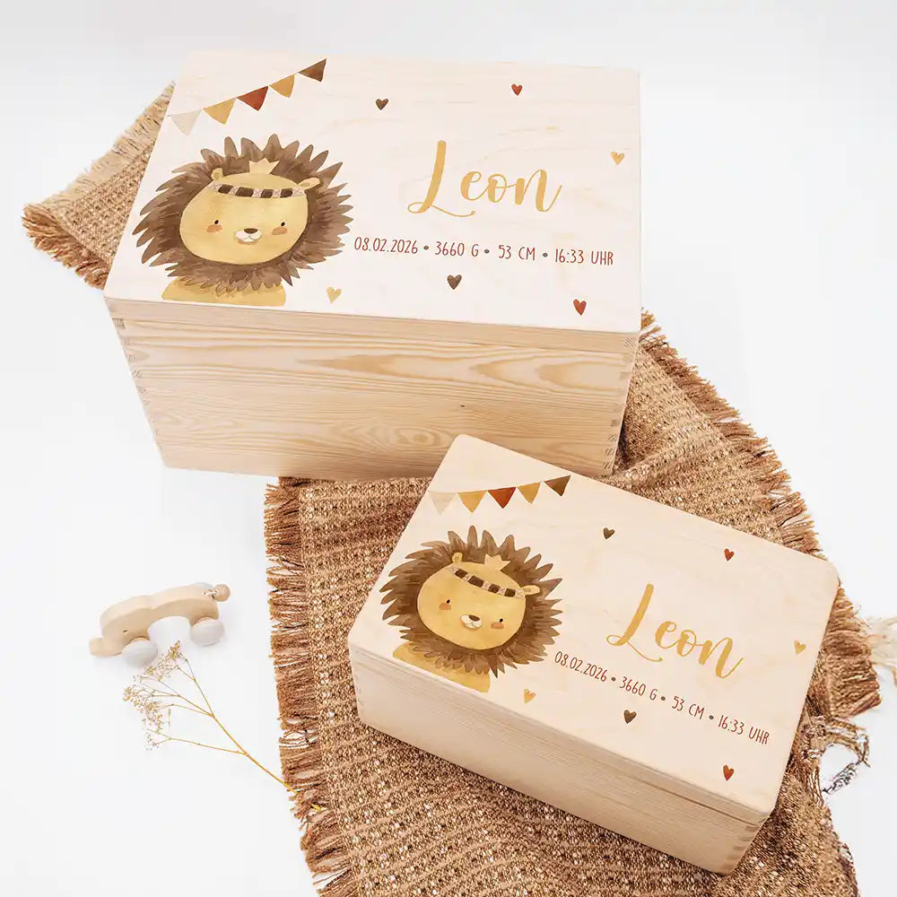 Boîte à souvenirs bébé personnalisée Petit lion – deux tailles présentées côte à côte avec le prénom imprimé