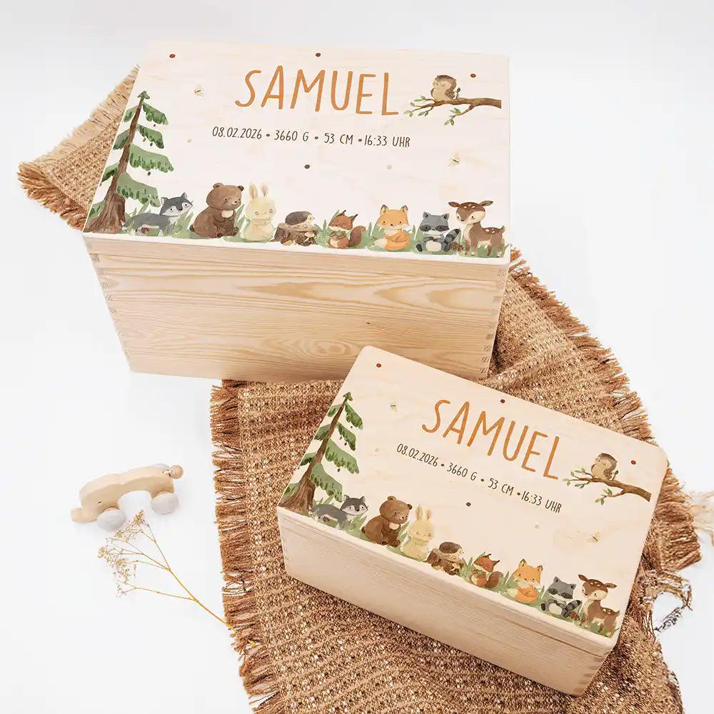 Boîte à souvenirs bébé personnalisée Animaux de la forêt – deux tailles présentées côte à côte avec le prénom imprimé