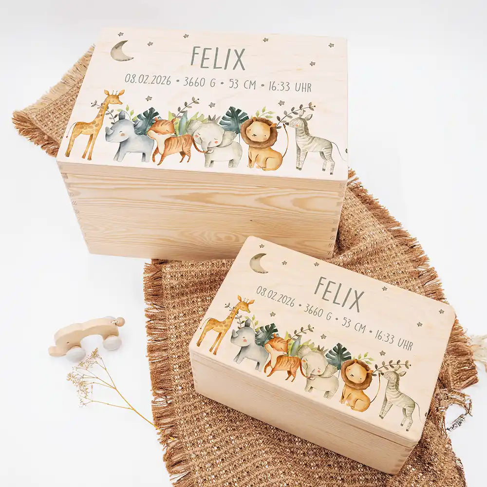 Boîte à souvenirs bébé personnalisée Animaux de la savane – deux tailles présentées côte à côte avec le prénom imprimé