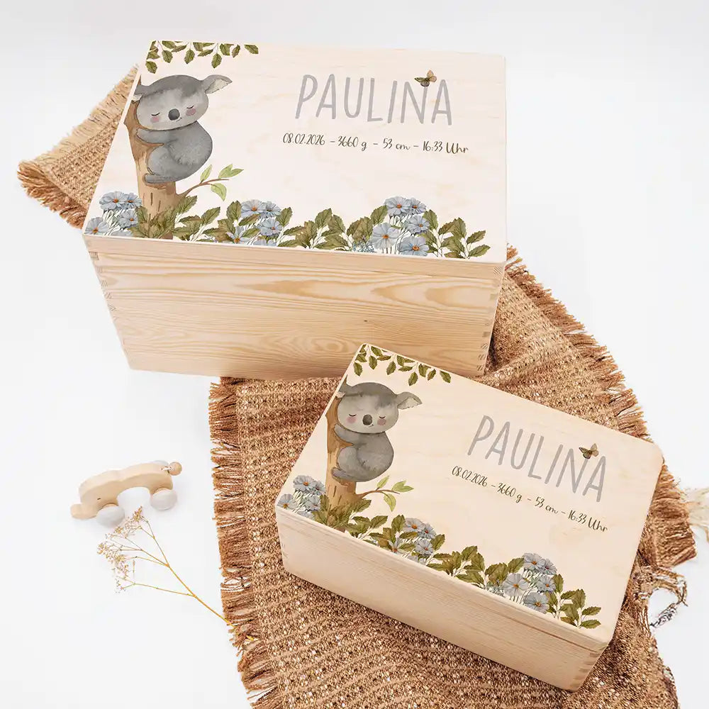 Boîte à souvenirs bébé personnalisée Koala – deux tailles présentées côte à côte avec le prénom imprimé