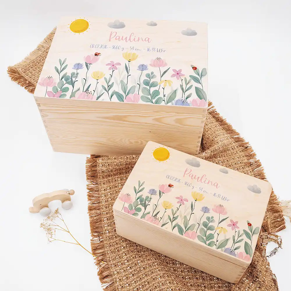 Boîte à souvenirs bébé personnalisée Fleurs sauvages – deux tailles présentées côte à côte avec le prénom imprimé