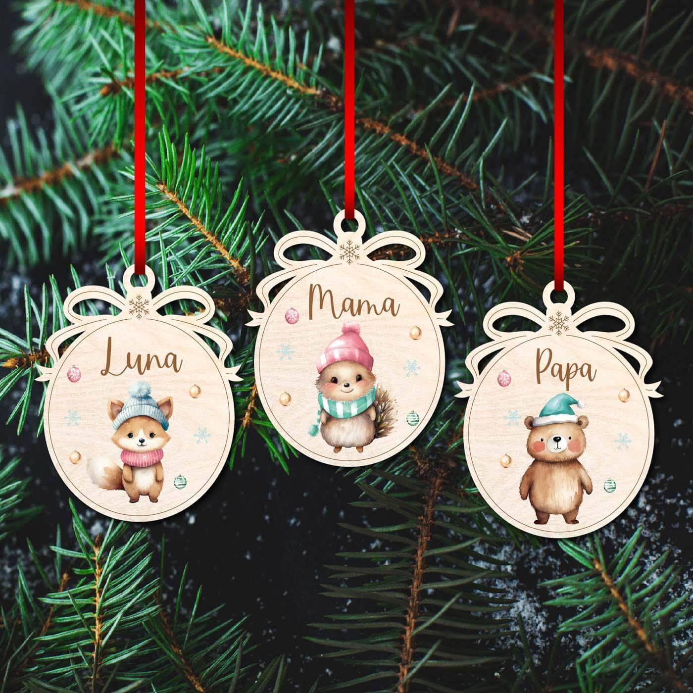 nahaufnahme der holzweihnachtskugel mit bär motiv