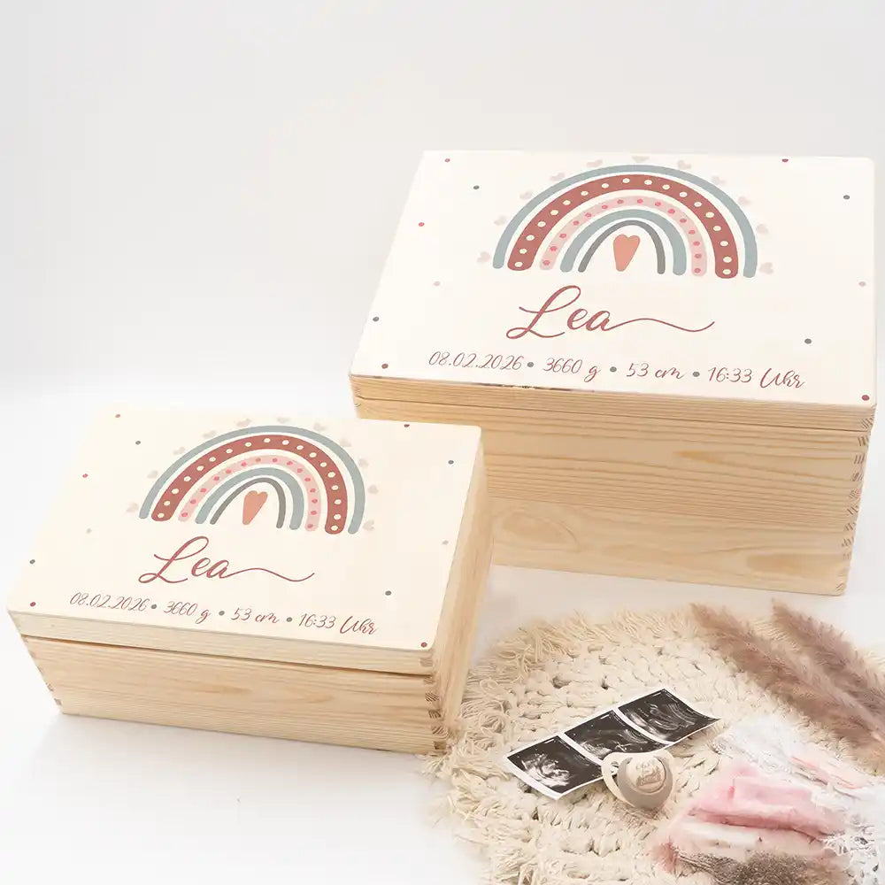 Boîte à souvenirs bébé personnalisée Arc-en-ciel boho – mise en scène des coffrets en bois sur un plaid
