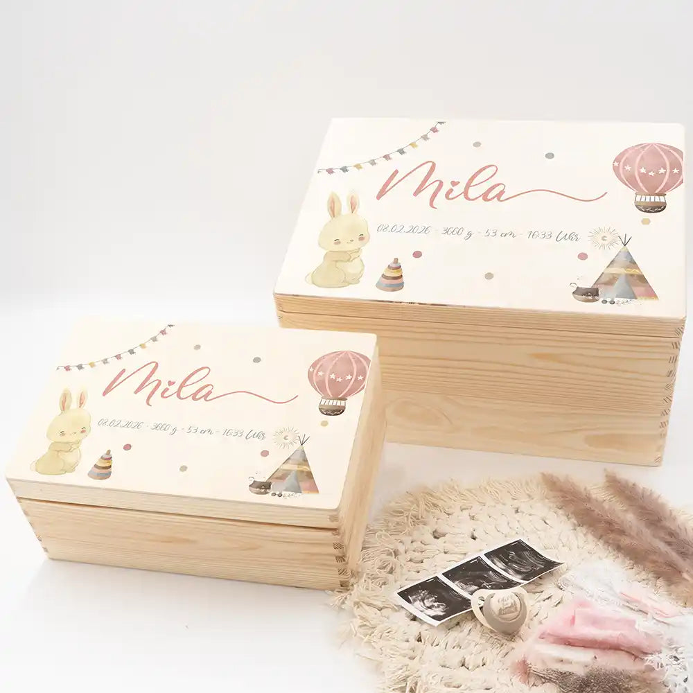 Boîte à souvenirs bébé personnalisée Lapin et montgolfière – mise en scène des coffrets en bois sur un plaid