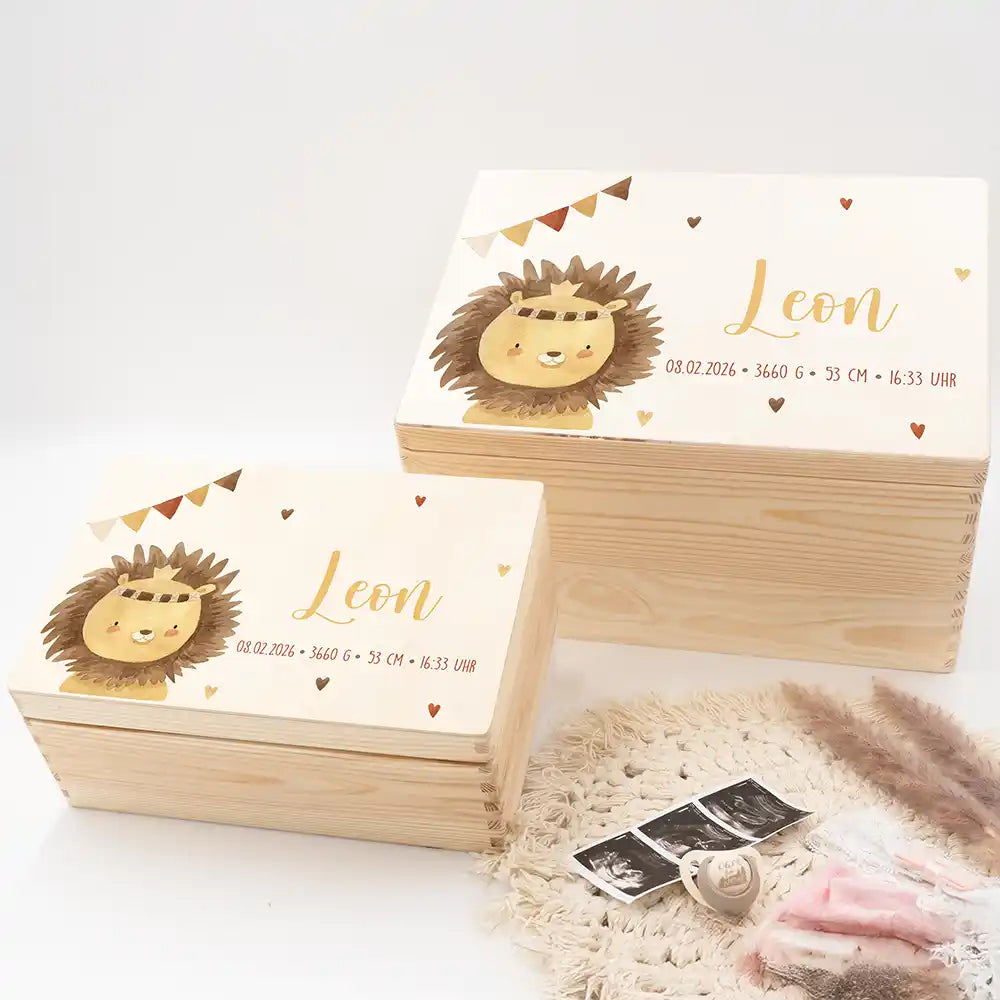 Boîte à souvenirs bébé personnalisée Petit lion – mise en scène des coffrets en bois sur un plaid