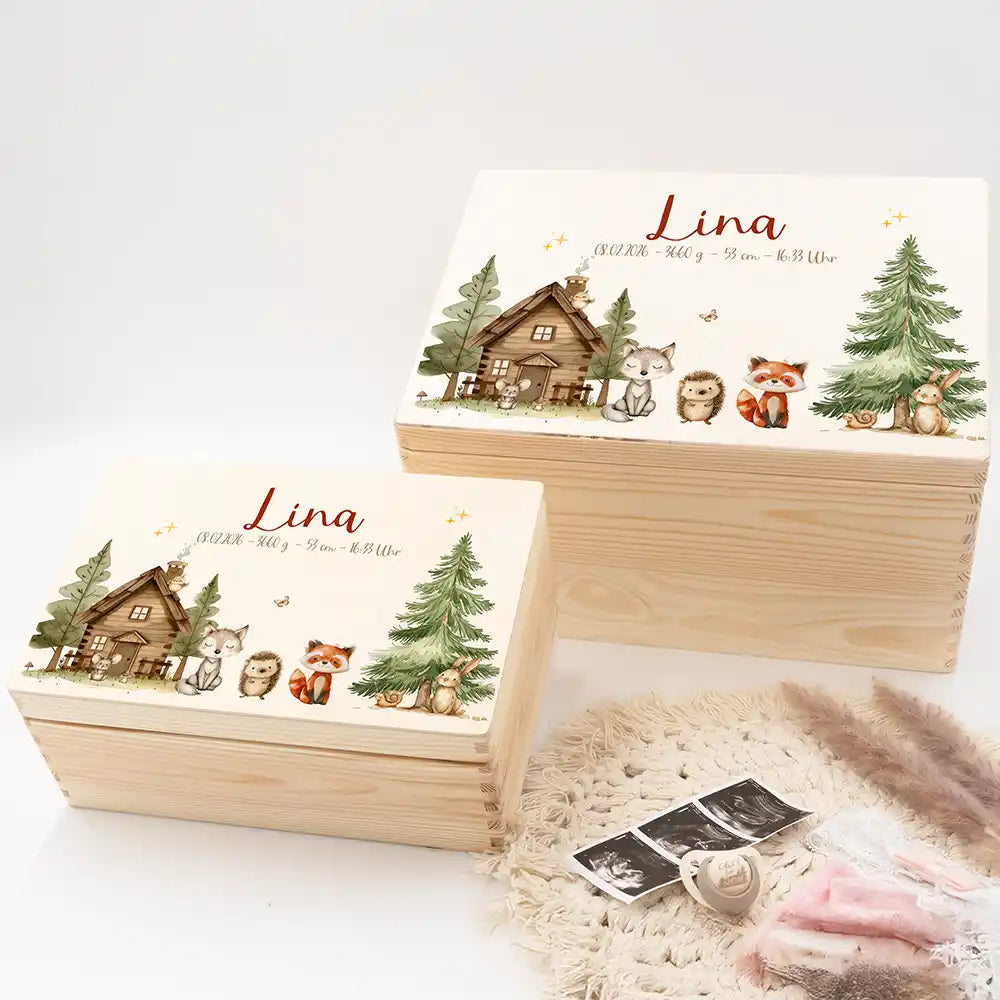 Boîte à souvenirs bébé personnalisée Cabane de la forêt – mise en scène des coffrets en bois sur un plaid