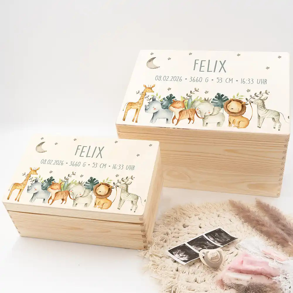 Boîte à souvenirs bébé personnalisée Animaux de la savane – mise en scène des coffrets en bois sur un plaid