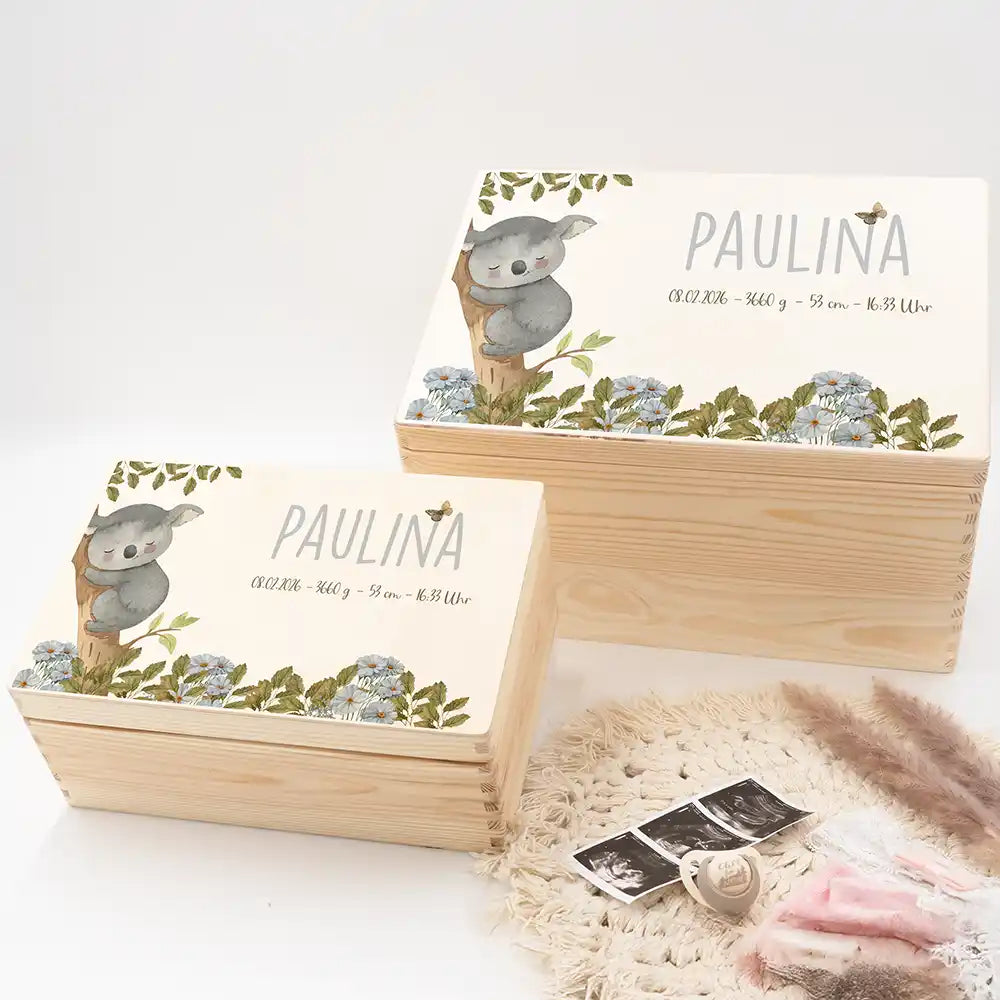 Boîte à souvenirs bébé personnalisée Koala – mise en scène des coffrets en bois sur un plaid