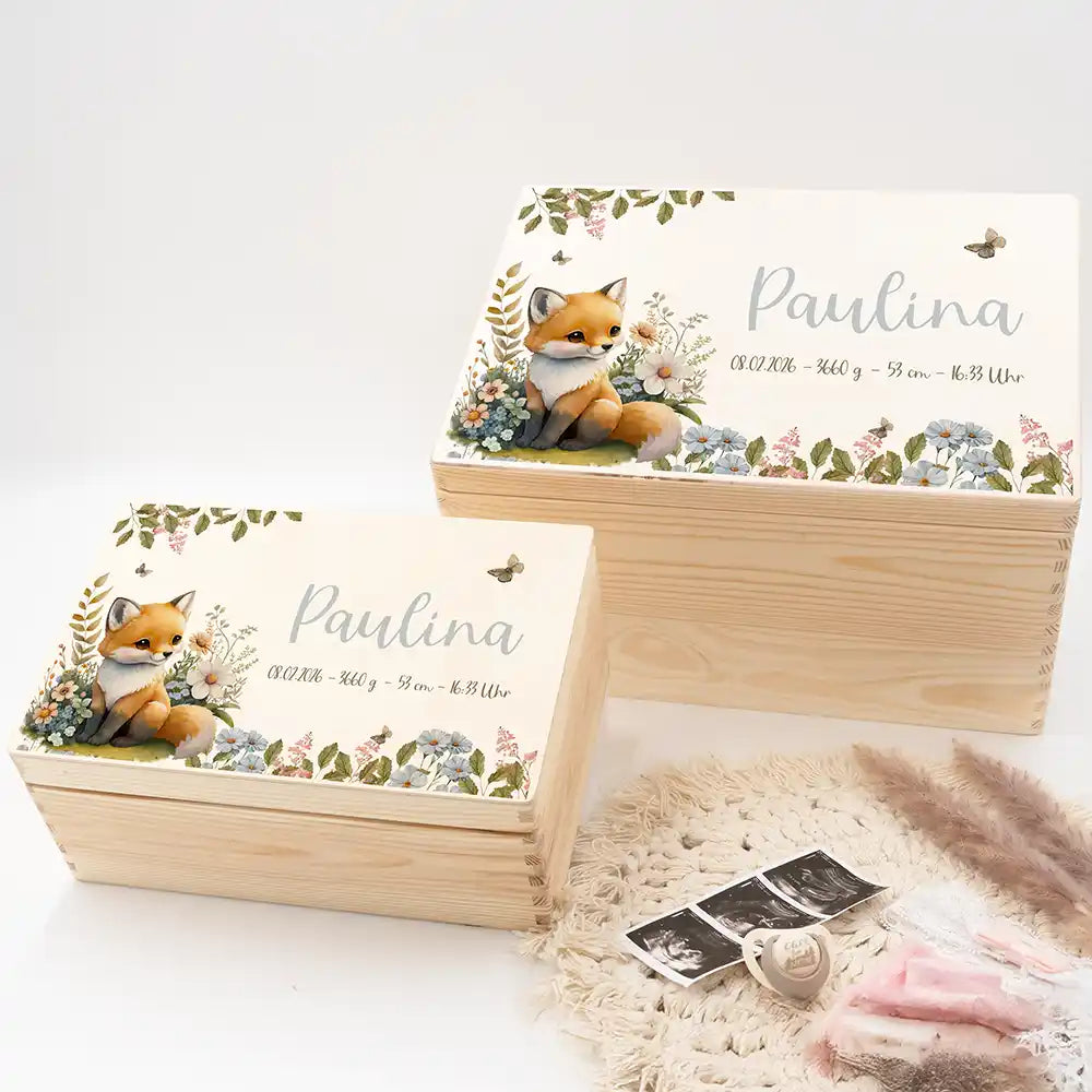 Boîte à souvenirs bébé personnalisée Bébé renard – mise en scène des coffrets en bois sur un plaid