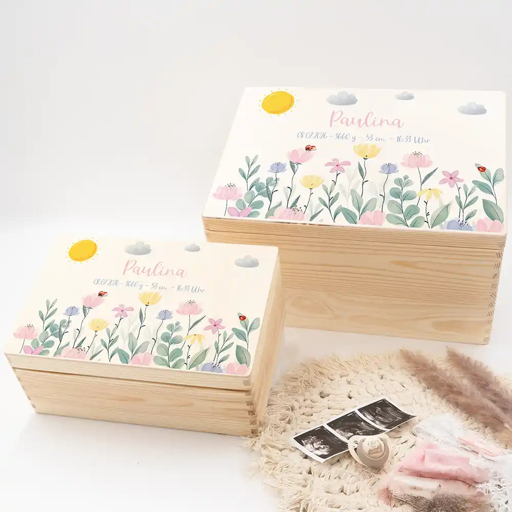 Boîte à souvenirs bébé personnalisée Fleurs sauvages – mise en scène des coffrets en bois sur un plaid