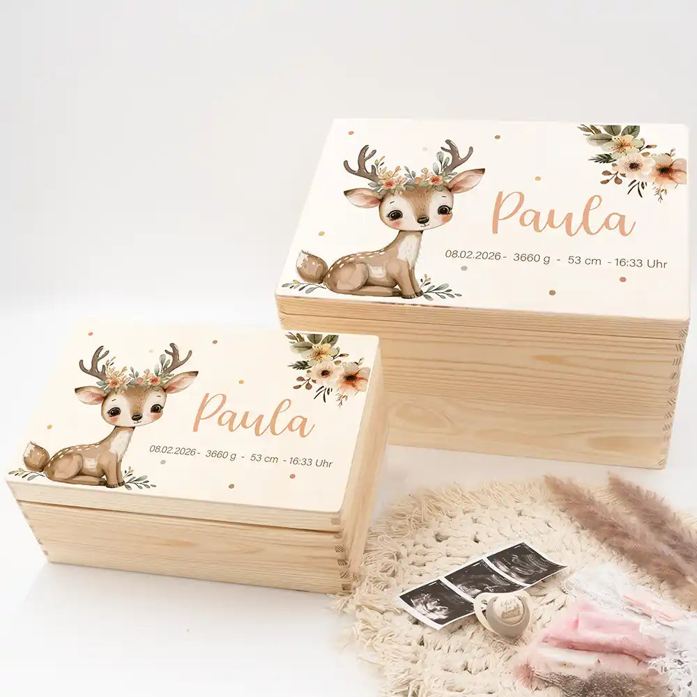 Boîte à souvenirs bébé personnalisée Faon couronne de fleurs – mise en scène des coffrets en bois sur un plaid