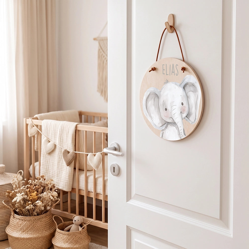Plaque de porte personnalisée, motif Éléphant câlin — Accrochée à la porte de la chambre | Kidsmood