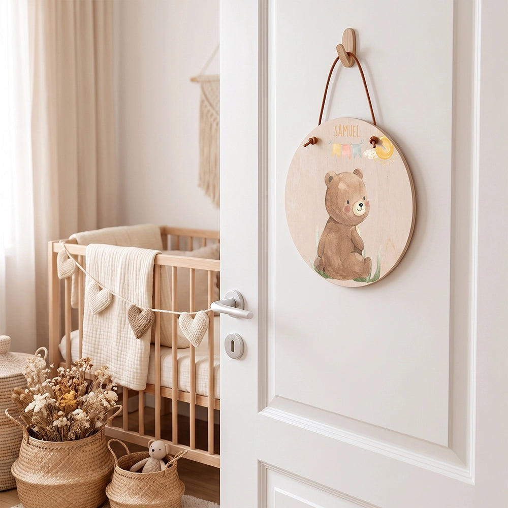 Plaque de porte personnalisée, motif Ourson et fanions — Accrochée à la porte de la chambre | Kidsmood
