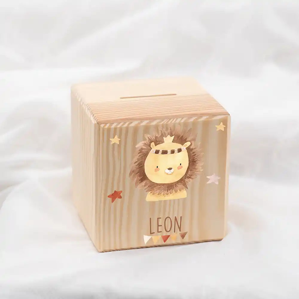 Tirelire en bois personnalisée avec prénom, motif lion couronné — Kidsmood