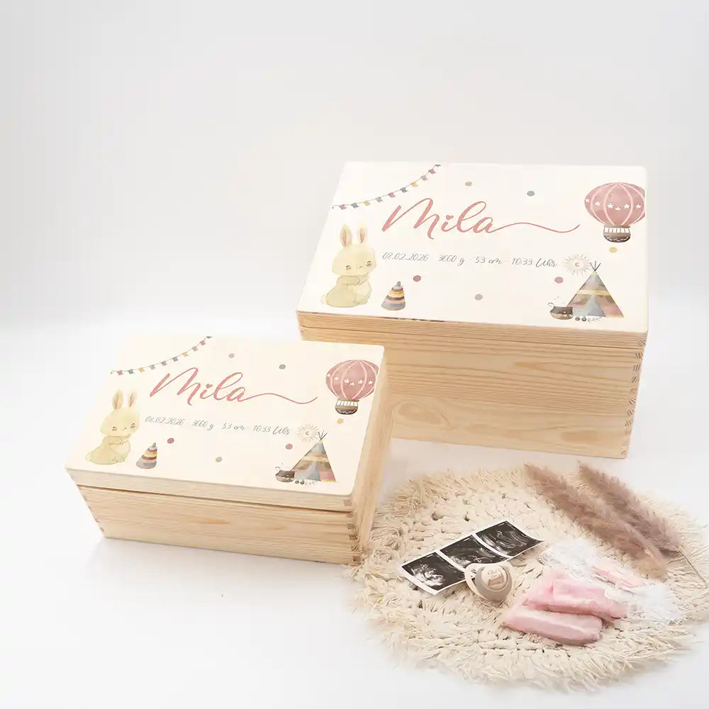 Boîte à souvenirs bébé personnalisée Lapin et montgolfière – vue d'ensemble du coffret en bois avec données de naissance