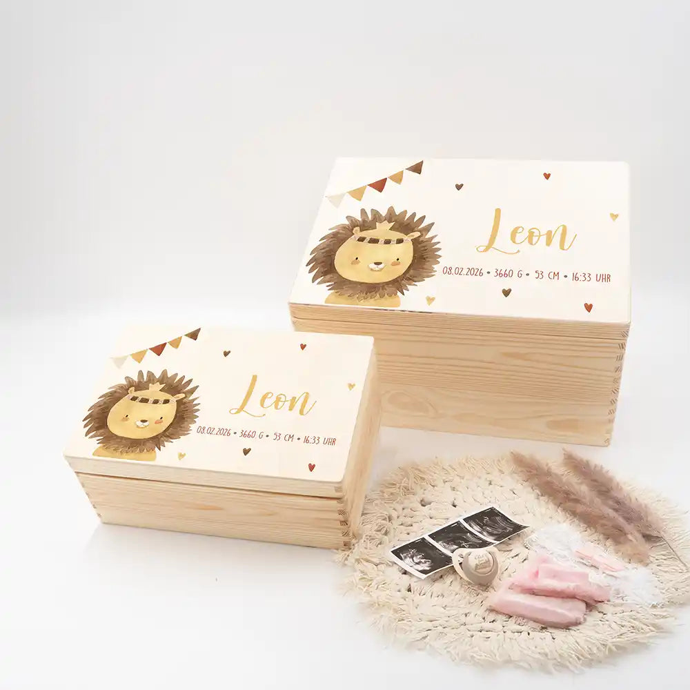 Boîte à souvenirs bébé personnalisée Petit lion – vue d'ensemble du coffret en bois avec données de naissance
